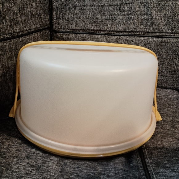Vintage Tupperware Round Cake Carrier - Picture 3 of 15